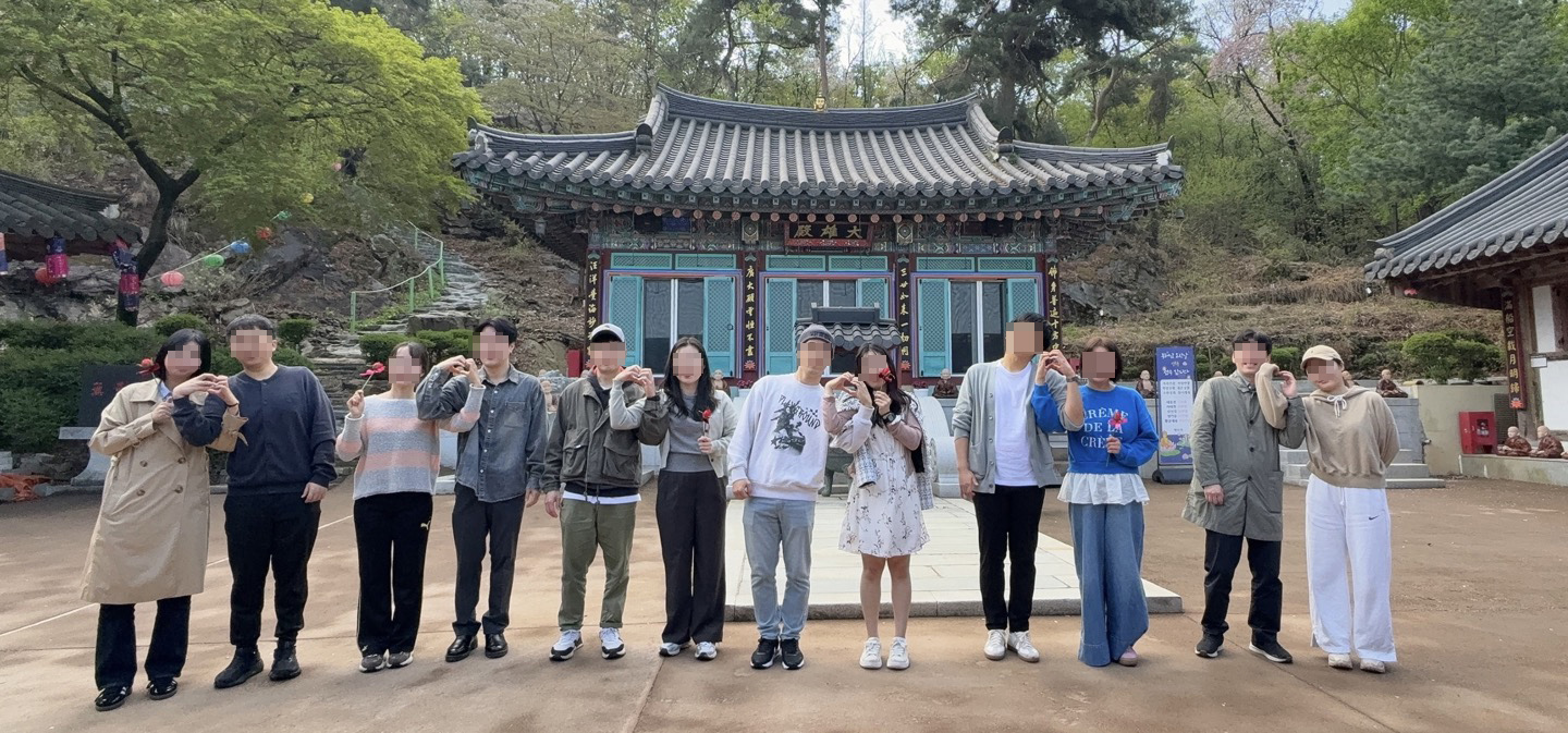 행사 기록 — 사찰 앞 단체 사진