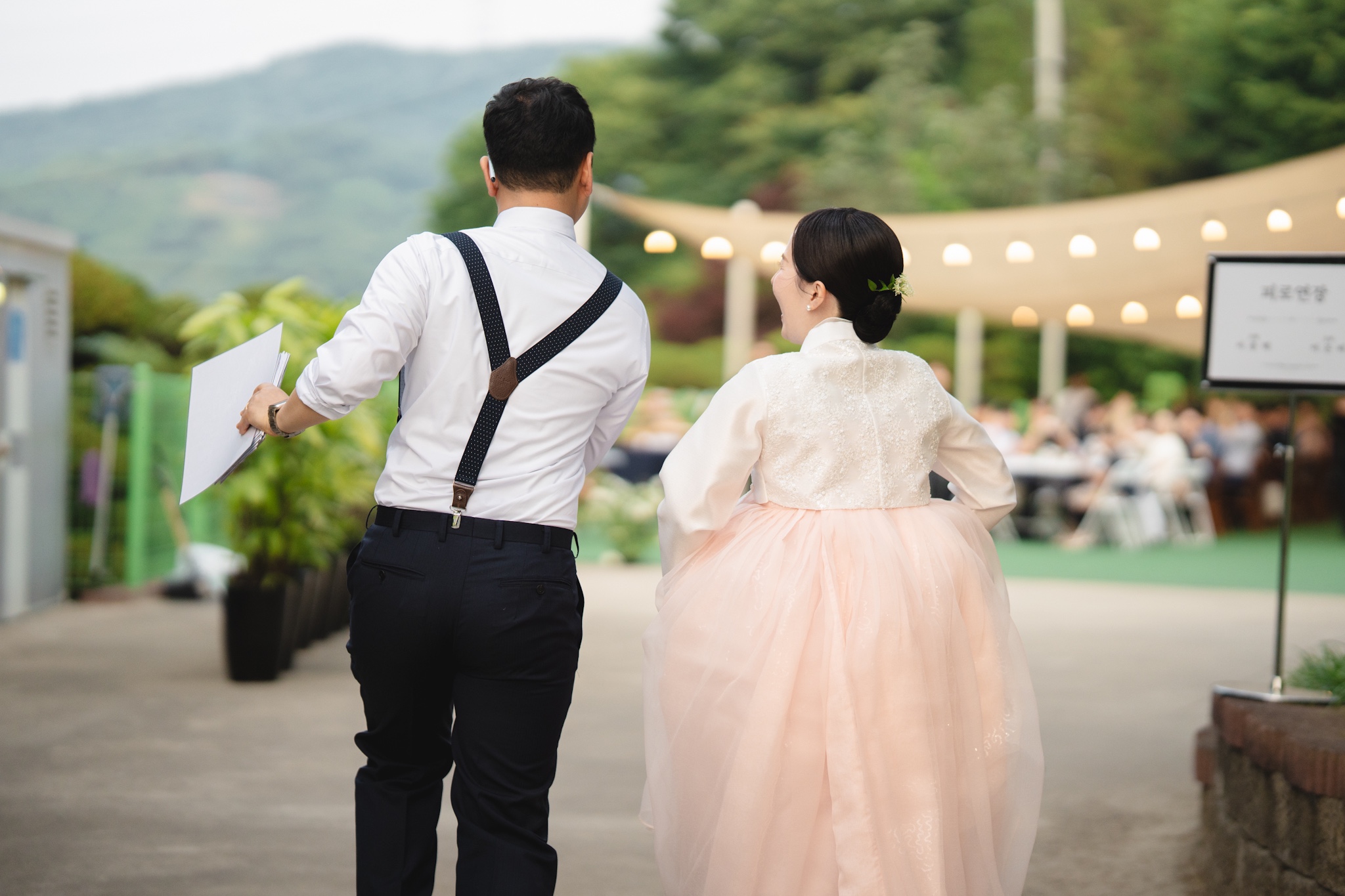 호스트 부부 뒷모습